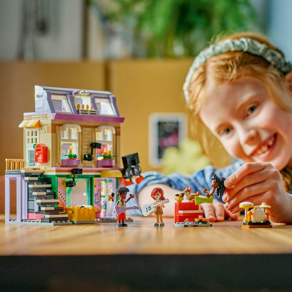 LEGO 42653 Music Shop & Apartment  slika 8
