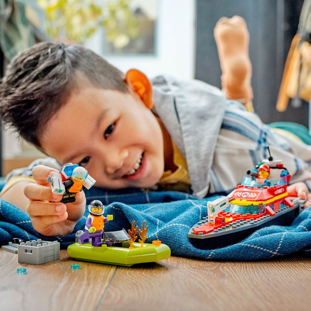 LEGO 60373 Vatrogasni spasilački brod slika 3