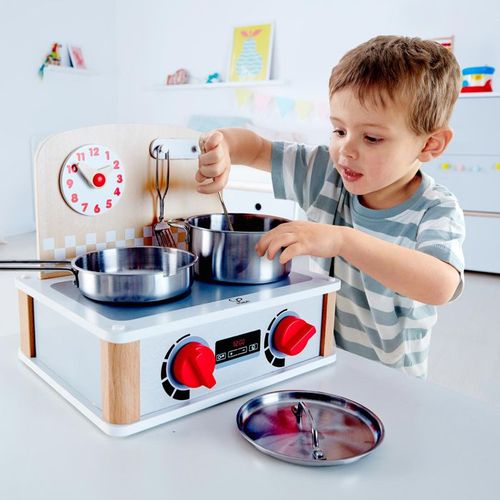 Hape Drveni šporet sa setom metalnog posuđa Kitchen & Grill Set E3151A slika 4