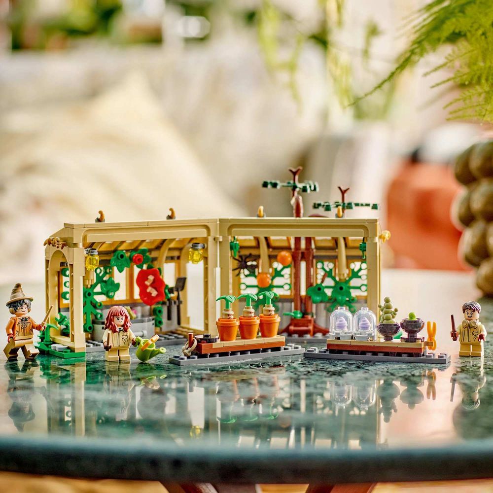 LEGO 76445 Hogwarts™ Castle: Herbology Class slika 7