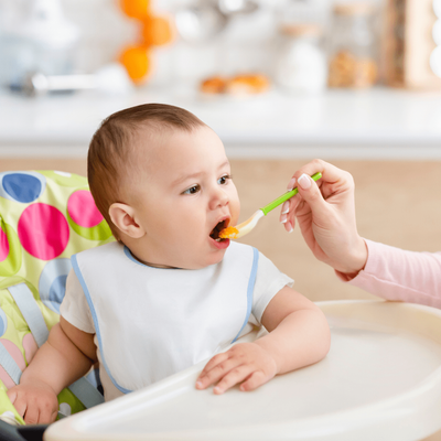 Kada i kako uvesti bebi čvrstu hranu?