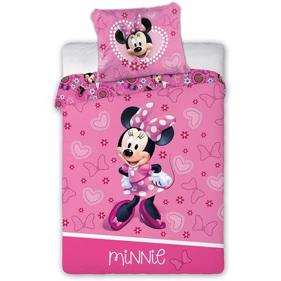 Posteljina za bebe Minnie 100x135+40x60 cm - Roze boje 5907750586653 

Pamučna posteljina za bebe najvišeg kvaliteta obezbediće Vašim mališanima miran i udoban san, a mi smo se pobrinuli da sadrži motive omiljenih crtanih junaka. 

Ovaj set sa motivom svima omiljene Disney slatkice Mini Maus ulepšaće kutak za spavanje i opet nam dokazati onu staru izreku da je detinjstvo najlepše doba. 

Set sadrži jorgansku navlaku dimenzija 100x135cm i jastučnicu dimenzija 40x60cm, a materijal je 100% pamuk visokog kvaliteta, što posteljinu čini idealnom za nežnu i osetljivu bebeću kožu.   Materijal: 100% Pamuk