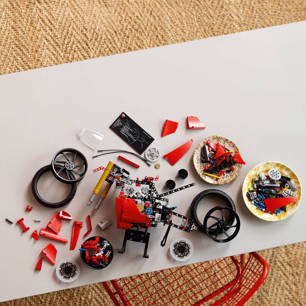 LEGO 42202 Motocikl Ducati Panigale V4 S slika 8