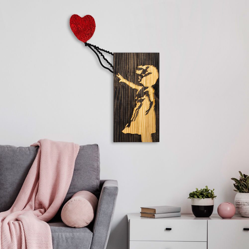Dekorativni Drveni Zidni Ukras 'Banksy - 15-1' u Boji Oraha sa Crvenim Detaljima slika 1
