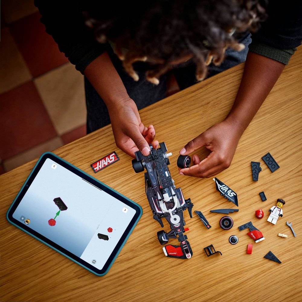 LEGO 77250 Moneygram Haas F1® Team Trkaći auto slika 7