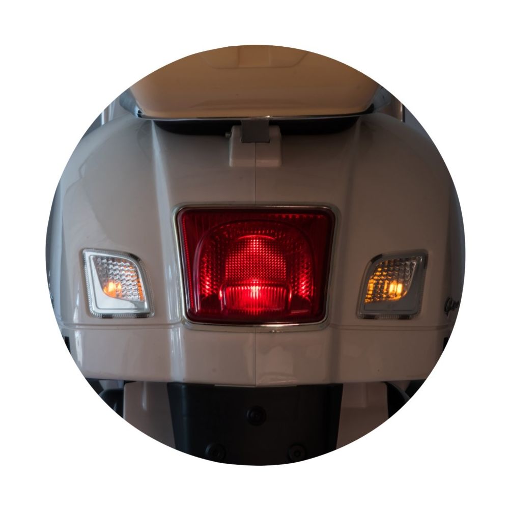 Chipolino Motor na akumulator Vespa GTS Super White ELMVE0252WH  slika 8