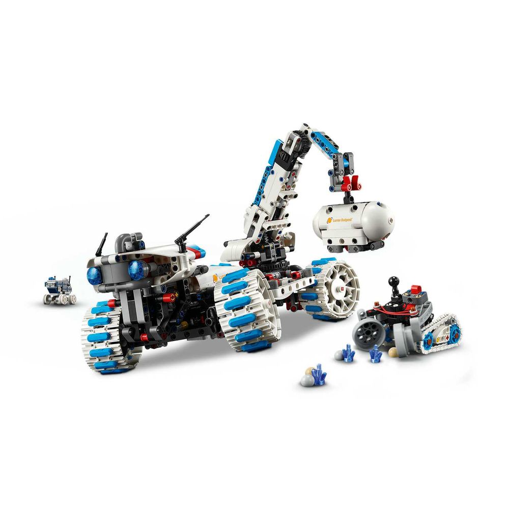 LEGO 42211 Lunar Outpost® Moon Rover slika 3