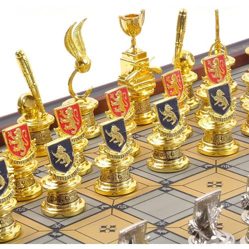 NOBLE COLLECTION - HARRY POTTER - COLLECTABLES - QUIDDITCH CHESS SET SILVER & GO slika 6