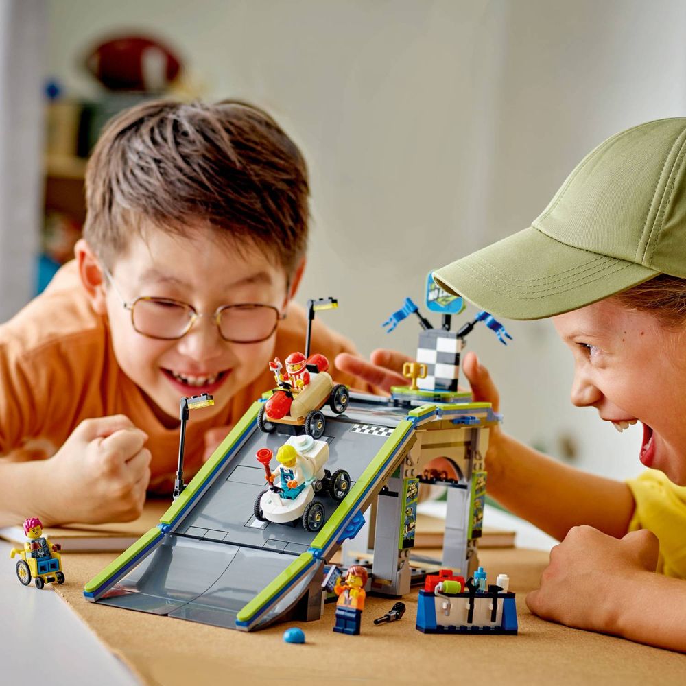 LEGO 60460 Bez ograničenja: Trkalište sa rampom za automobile slika 9