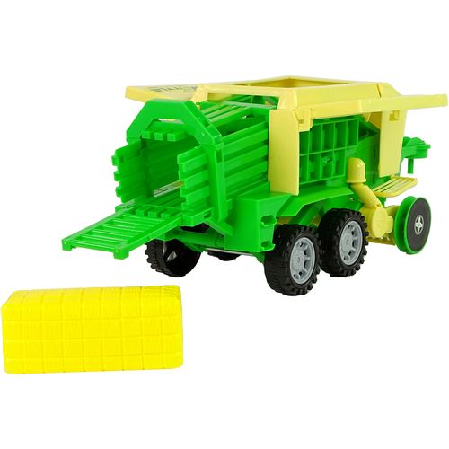 Zeleni traktor s prešom za baliranje slika 4