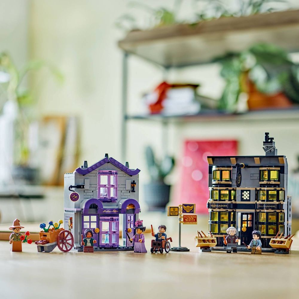 LEGO 76439 Prodavnica Olivandera i Butik Madam Malkin slika 12