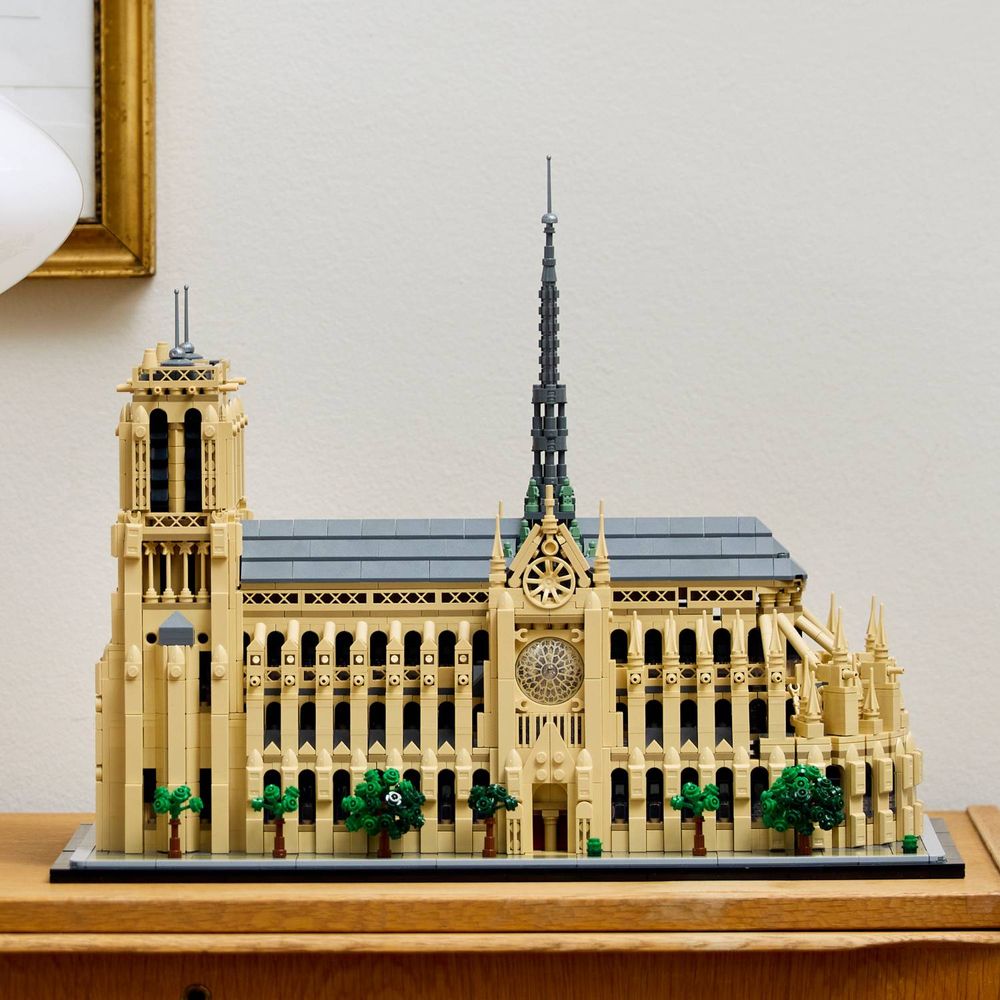 LEGO 21061 Notre-Dame Pariz slika 13
