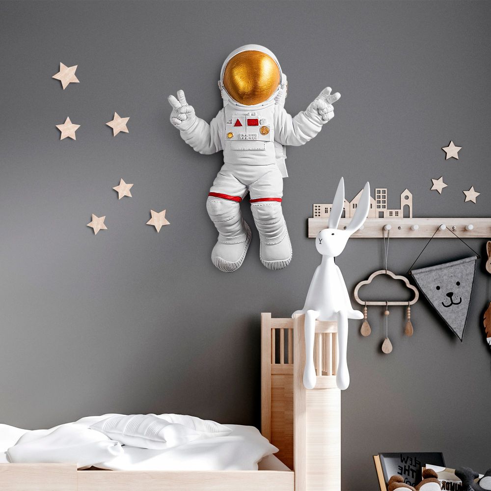 Astronaut u Položaju Mira - Dekorativni Zidni Ukras od Bijelog Zlata slika 5