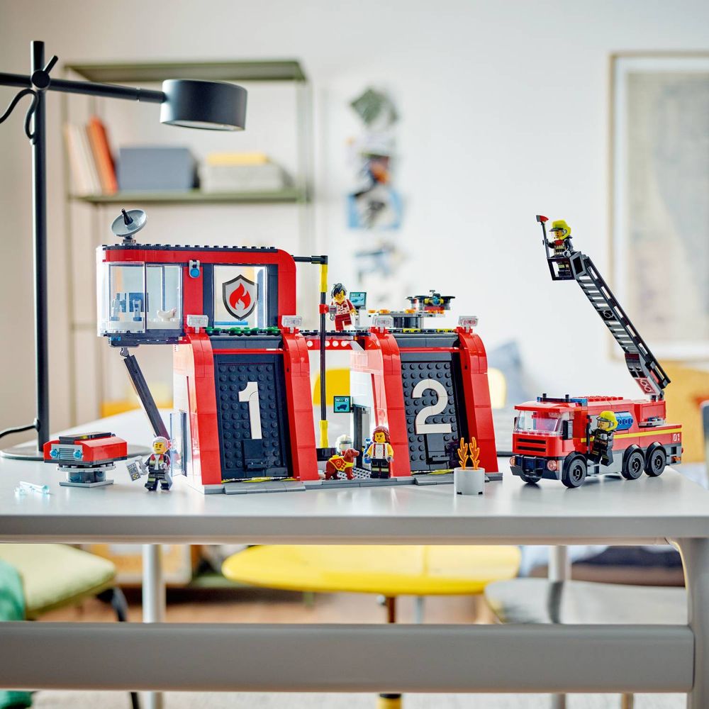 LEGO 60414 Vatrogasna stanica sa kamionom slika 11