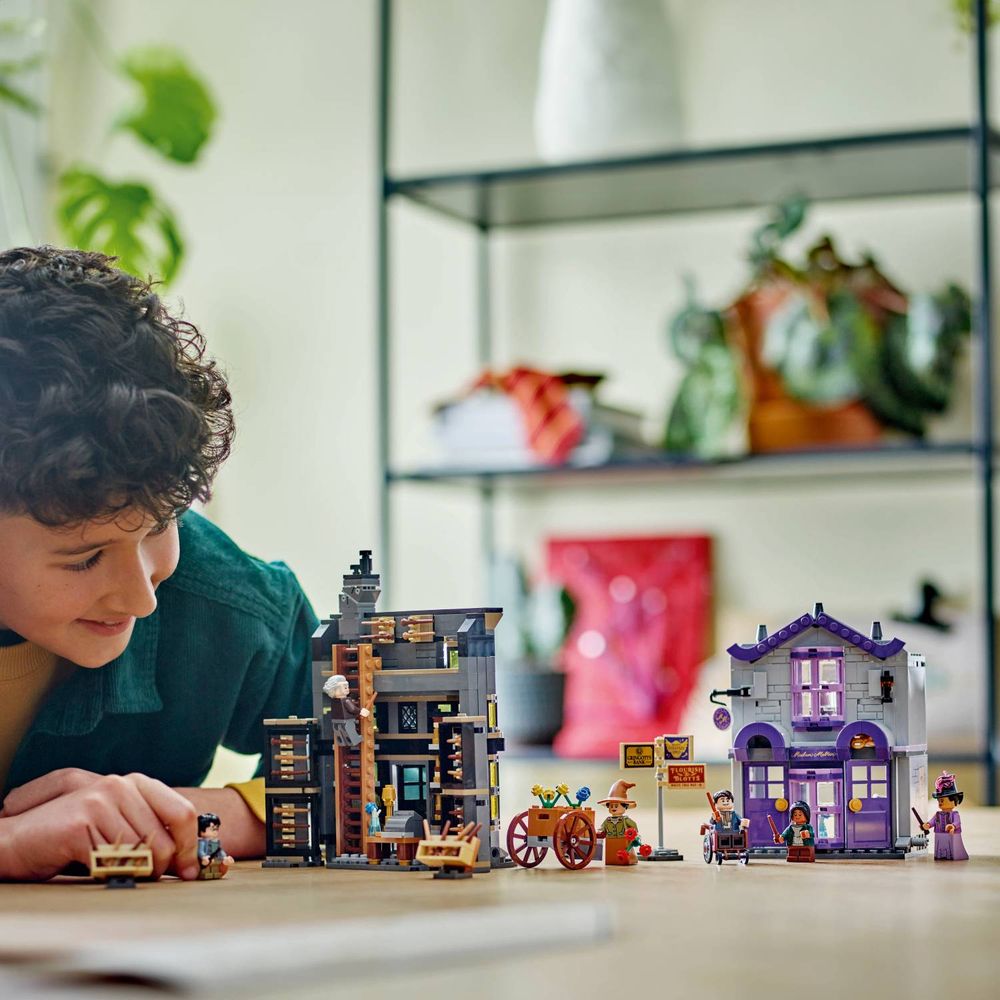 LEGO 76439 Prodavnica Olivandera i Butik Madam Malkin slika 11