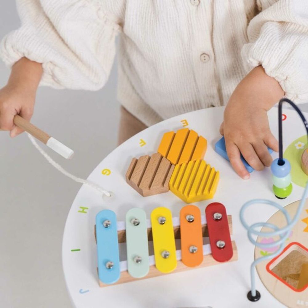 Le Toy Van Drveni Montessori aktivni stolić slika 12