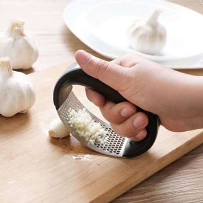 Garlico je inovativna preša za češnjak zakrivljenog dizajna. Preša ima udobnu ručku namijenjenu brzom i laganom usitnjavanju i prešanju češnjaka.

