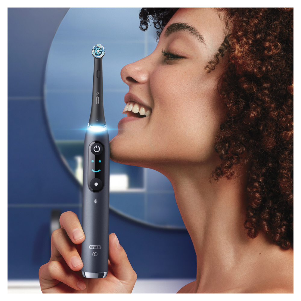 Oral B četkica za zube iO Series 9 Black Onyx slika 4