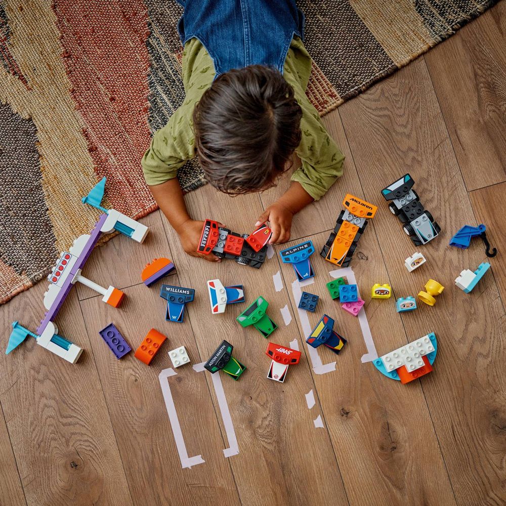 LEGO 10445 Trkaći automobili i vozači timova za F1® slika 7