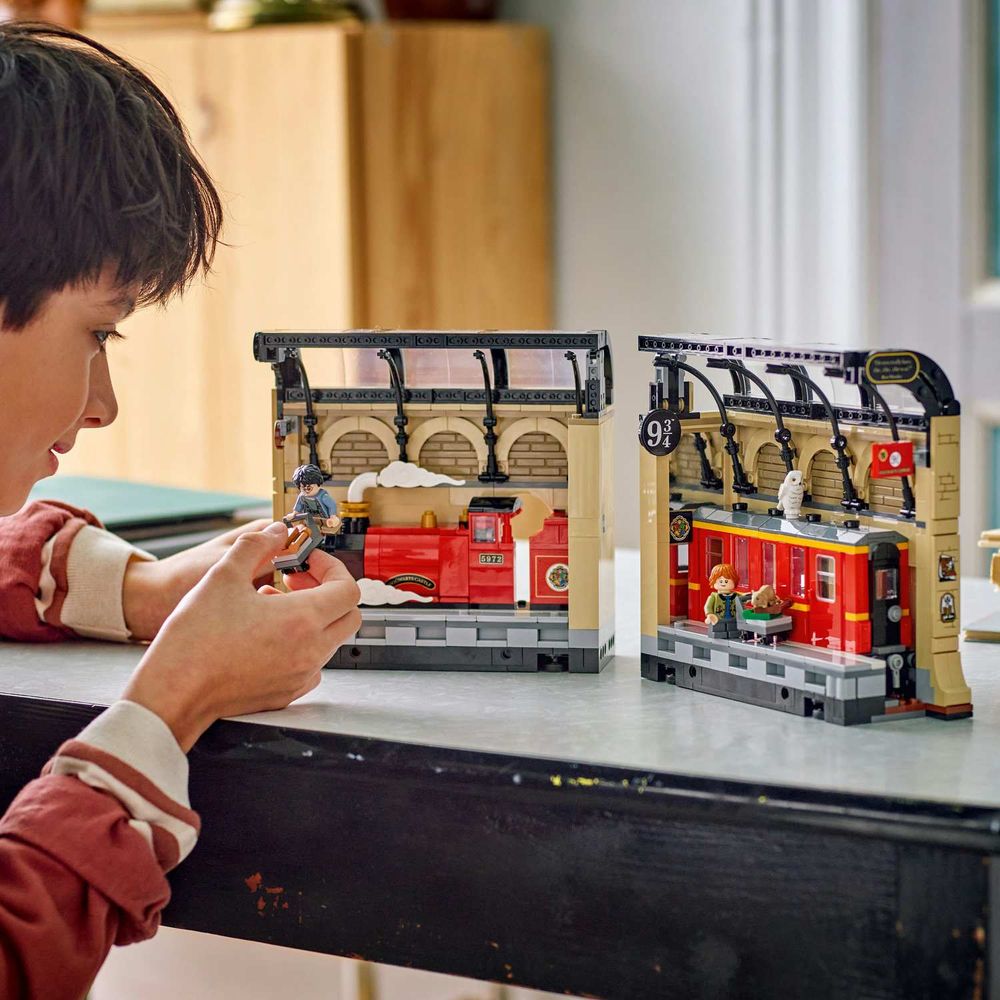 LEGO 76450 Book Nook: Hogwarts™ Express slika 8