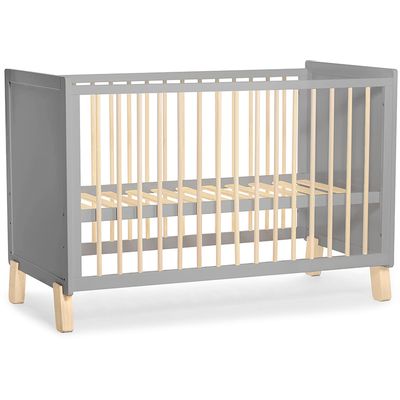 Multifunkcionalni NICO krevetić dizajniran je tako da služi vašem djetetu od rođenja dok se ne počnu samostalno penjati iz krevetića. Bazu/podnice možete postaviti na tri različite razine, a jednostavno uklanjanje jedne strane znači da krevetić možete brzo pretvoriti u dnevni krevet. 