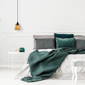 Elegantni Crni Luster sa Zlatnim Detaljima - 030 Gold