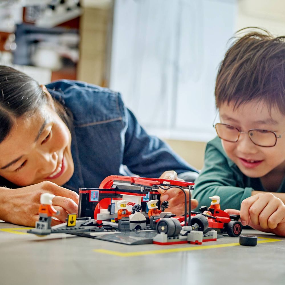 LEGO 60443 Boks i posada za F1® sa autom Ferrari slika 9