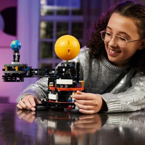 Igra Gradnje Lego Technic 42179 Planet Earth and Moon in Orbit slika 3