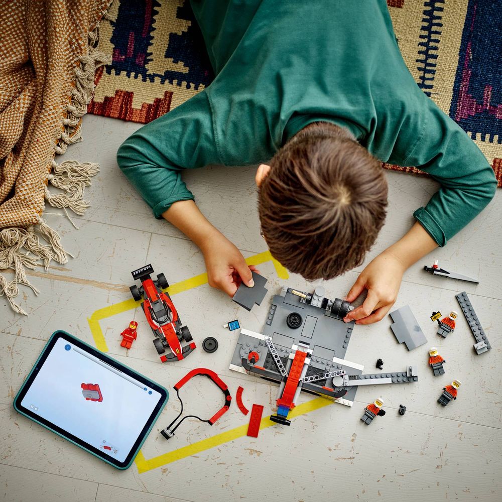 LEGO 60443 Boks i posada za F1® sa autom Ferrari slika 10