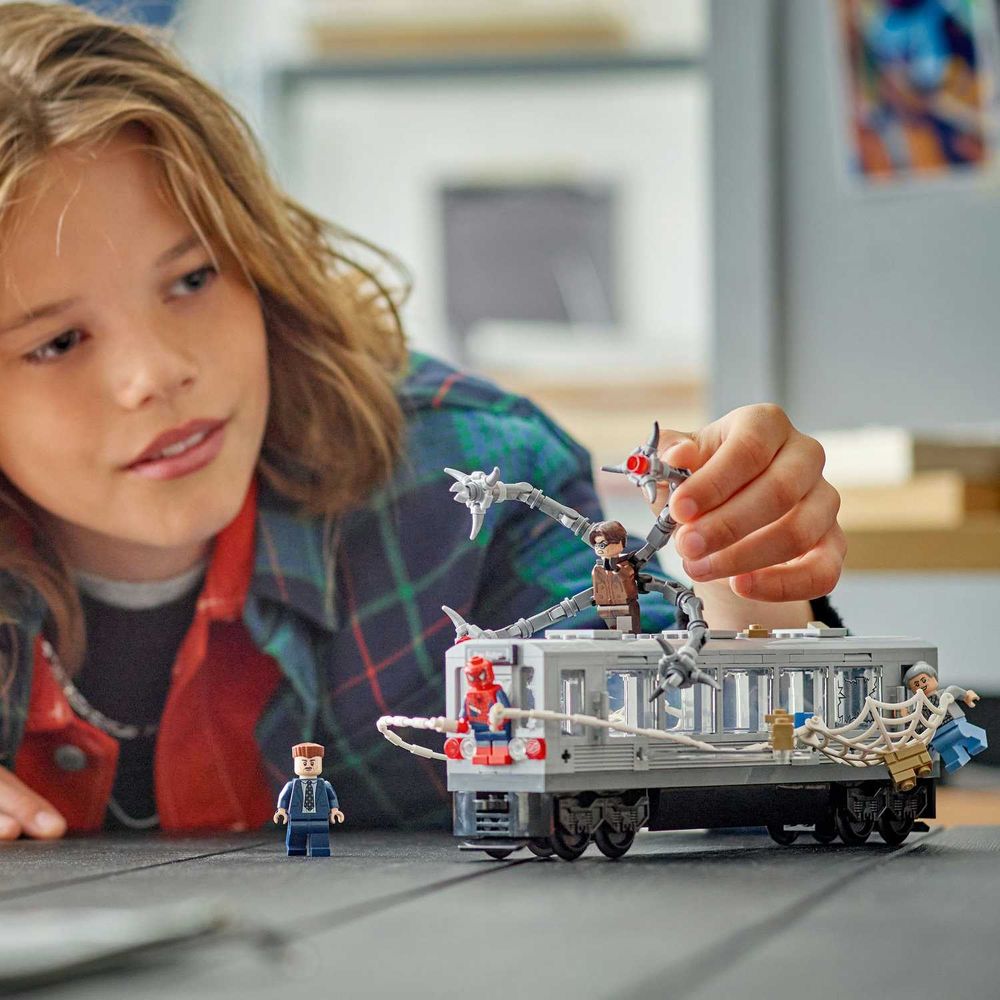 LEGO 76321 Spider-Man vs. Doc Ock Subway Train Scene slika 7