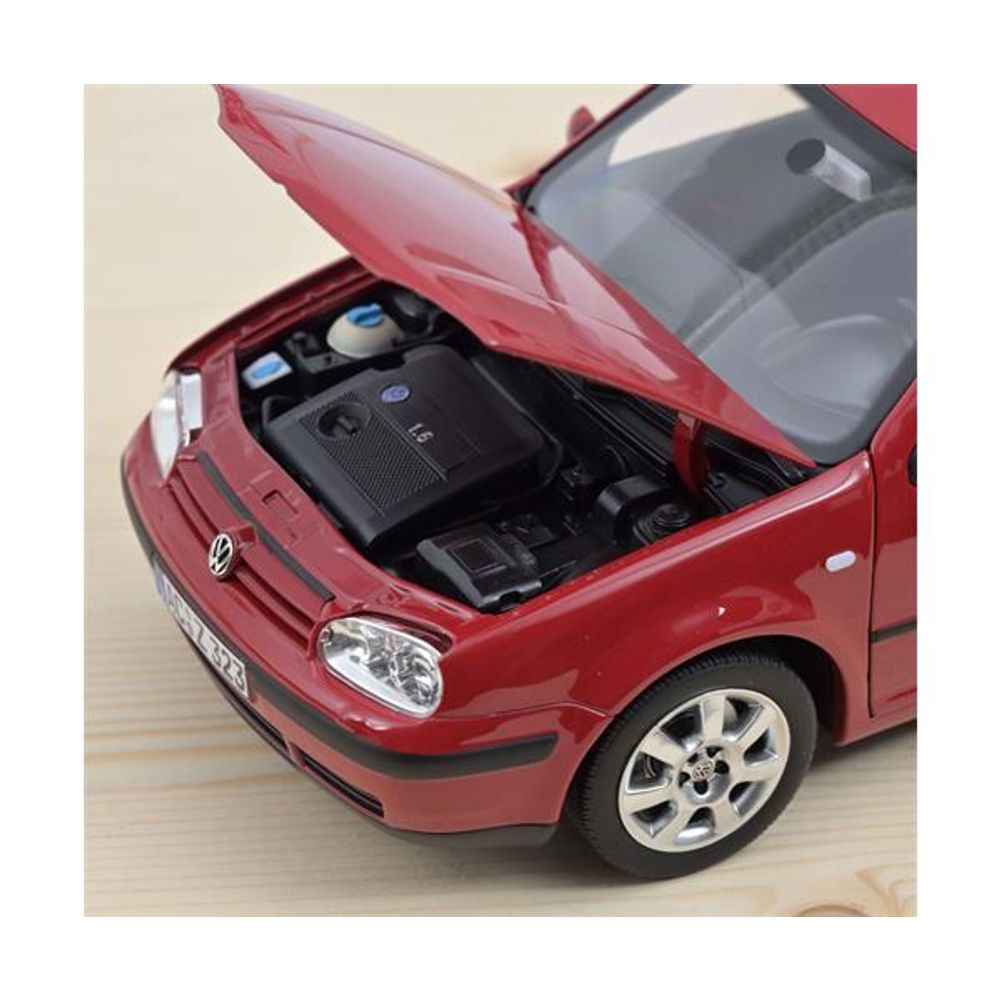 Norev Volkswagen Golf 2002 Red 1:18 slika 2