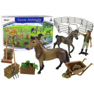 DIY ranč sa smeđim konjima u ogradi s dodacima
