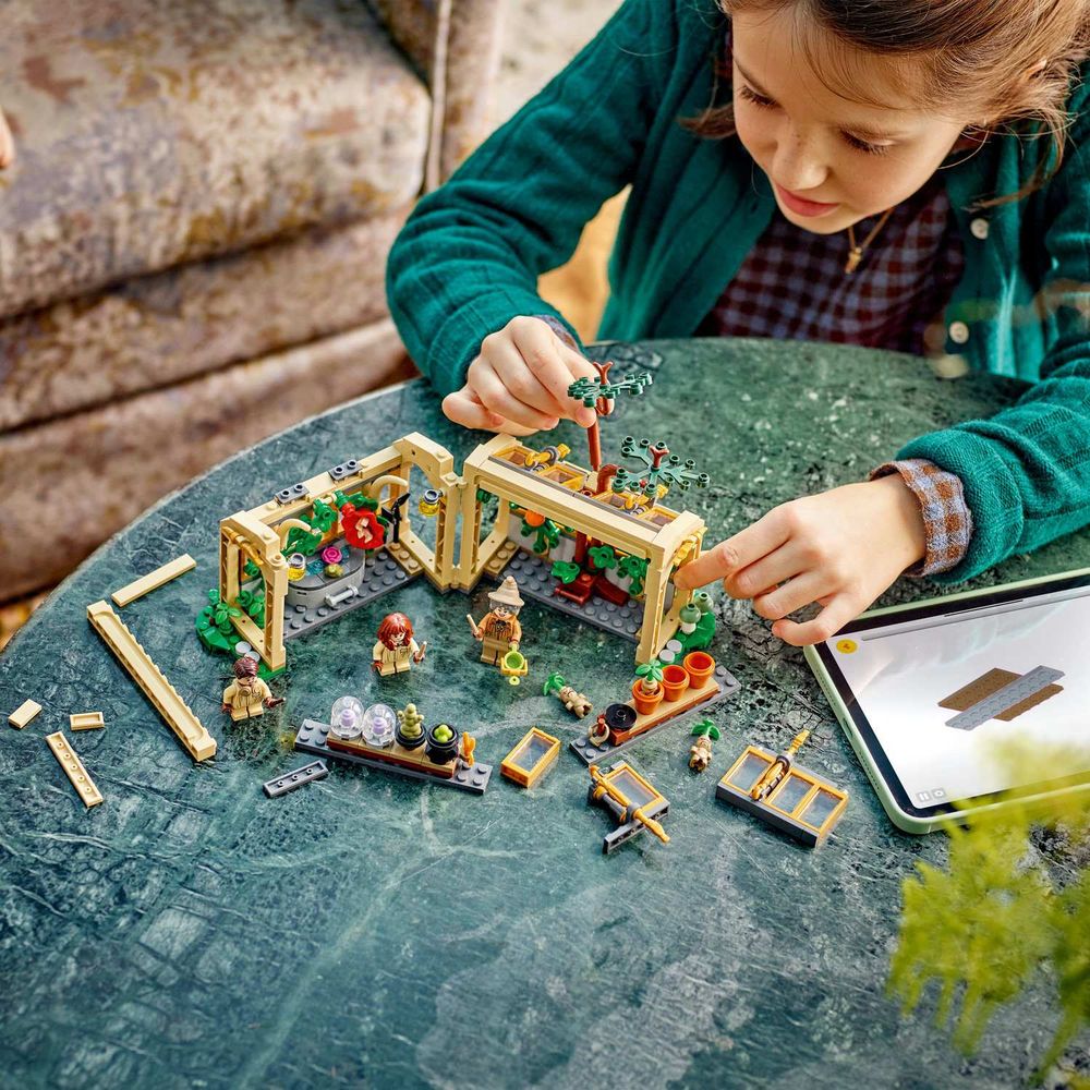 LEGO 76445 Hogwarts™ Castle: Herbology Class slika 9