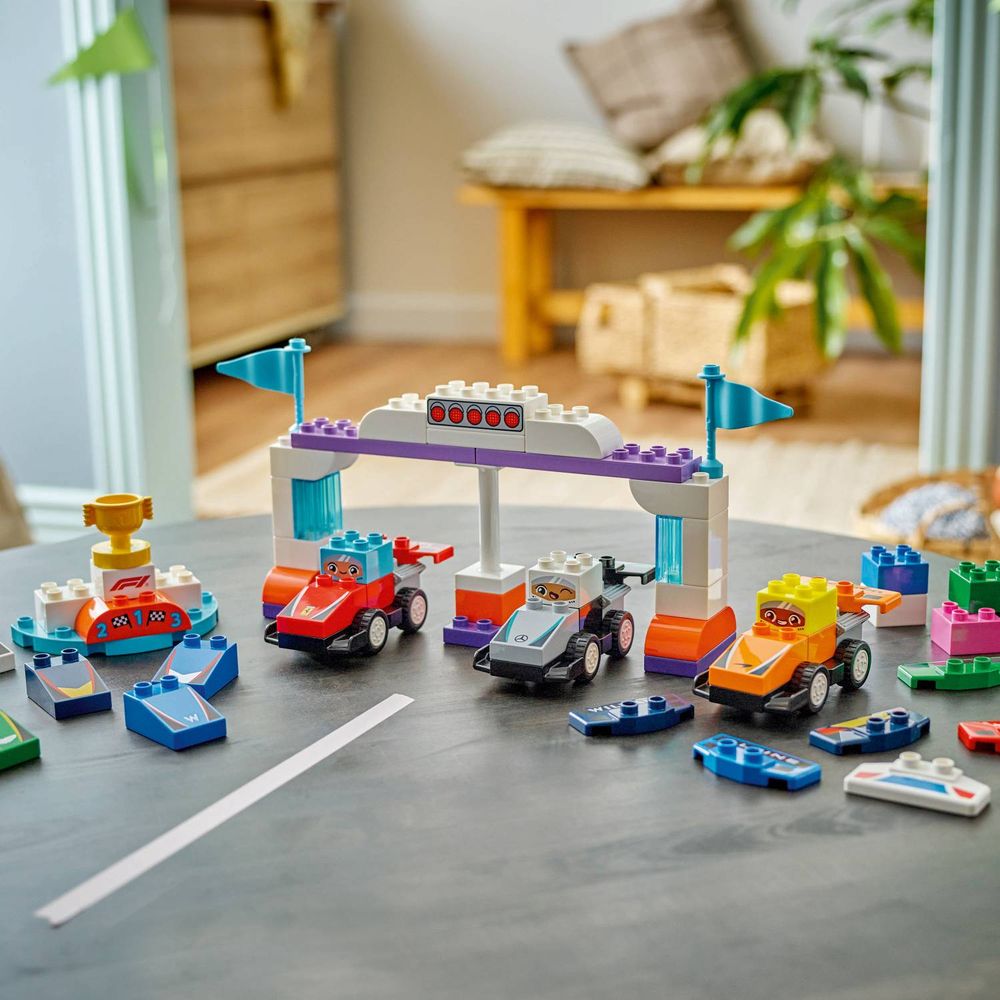 LEGO 10445 Trkaći automobili i vozači timova za F1® slika 9