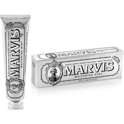 MARVIS pasta za zube whitening mint 85ml
Marvis Whitening Mint pasta za izbeljivanje zuba pruža celodnevnu svežinu koja vam treba.
Hladni osećaj mente i polarnog uzbuđenja pruža dugotrajan ukus emocija dok nežan učinak izbeljivanja stvara nezaboravan osmeh. Arktička snaga mente nudi dugotrajan ukus svežine, a kombinacija ukusa s formulom koja pruža efekt izbeljivanja, osigurava nezaboravan i zavodljiv osmeh. Marvis Whitening Mint pasta za zube pruža celodnevnu svežinu koja vam treba.
