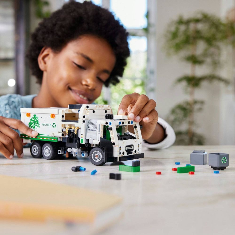 LEGO 42167 Mack LR električni smetljarko slika 7