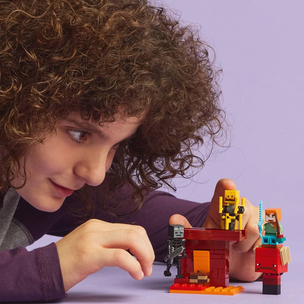 LEGO 21266 Bitka uz lavu Nethera slika 10