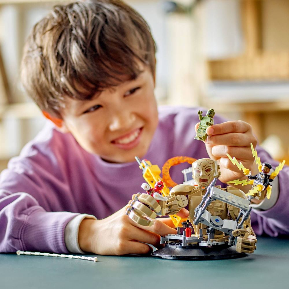 LEGO 76280 Završna bitka: Spider-Man protiv Sandmana slika 10
