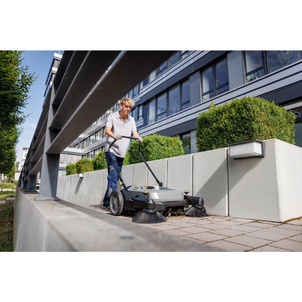 KARCHER Km 70/20 C 2Sb Ručni Stroj Za Metenje  1.517-131.0 slika 2