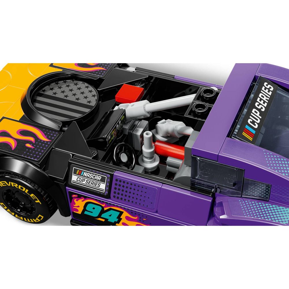 LEGO 76935 NASCAR Chevrolet Camaro ZL1 slika 3
