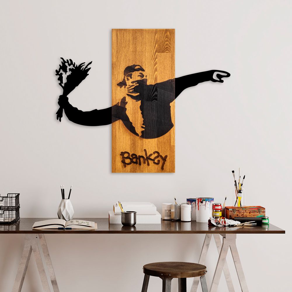 Banksy - Cvjećar Bacač, Ukrasni Drveni Zidni Panel u Boji Oraha i Crnoj slika 2