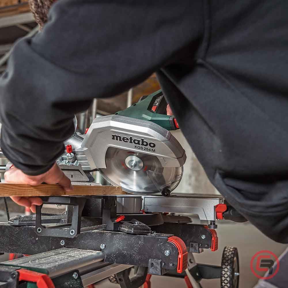 Metabo Pila Kružna KGS 254 M Za Kutno Rezanje Potezna 254 mm / 1,8 kW Sa Dva Lista Pile – 613254900 slika 3