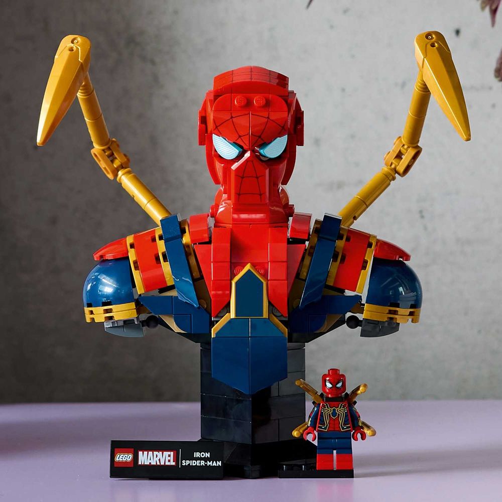 LEGO 76326 Iron Spider-Man Bust slika 3