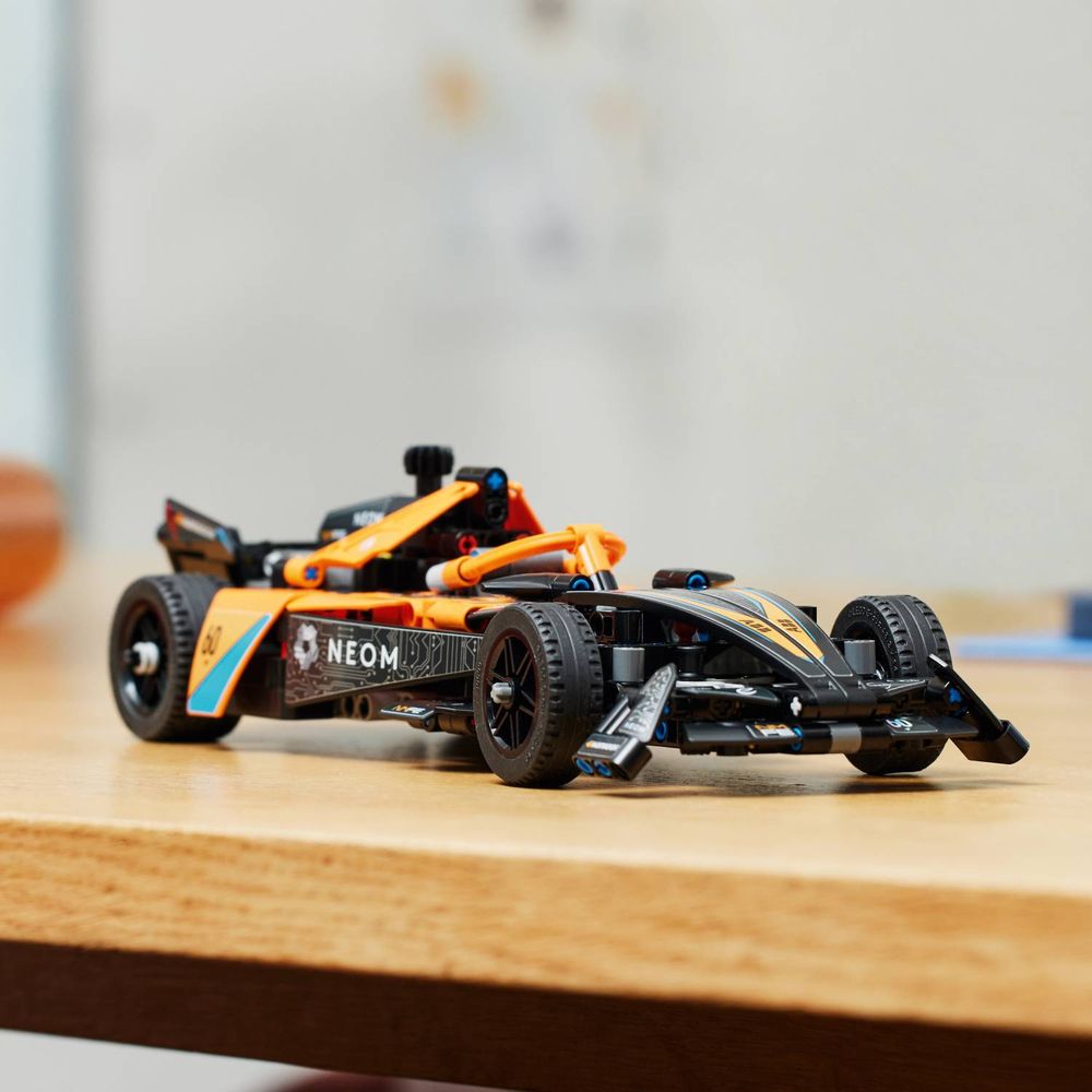 LEGO 42169 NEOM McLaren Formula E Team slika 10