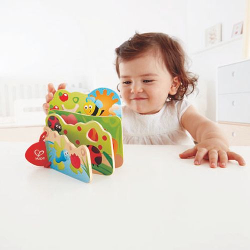 Hape Drvena edukativna knjiga Baby's Bug Book E0043A  slika 2