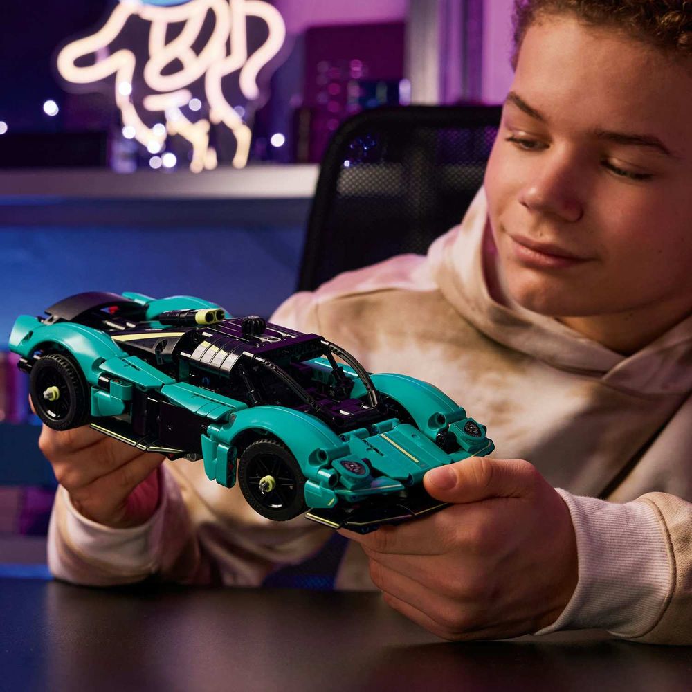 LEGO 42208 Aston Martin Valkyrie slika 8
