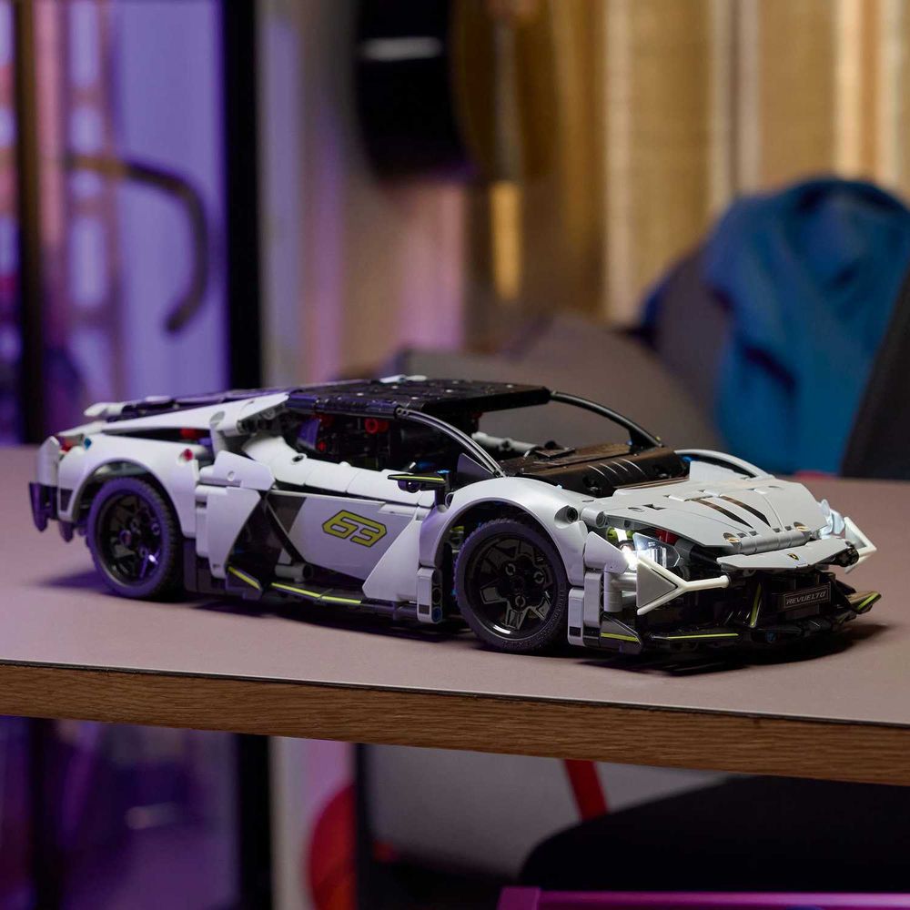 LEGO 42214 Lamborghini Revuelto slika 7