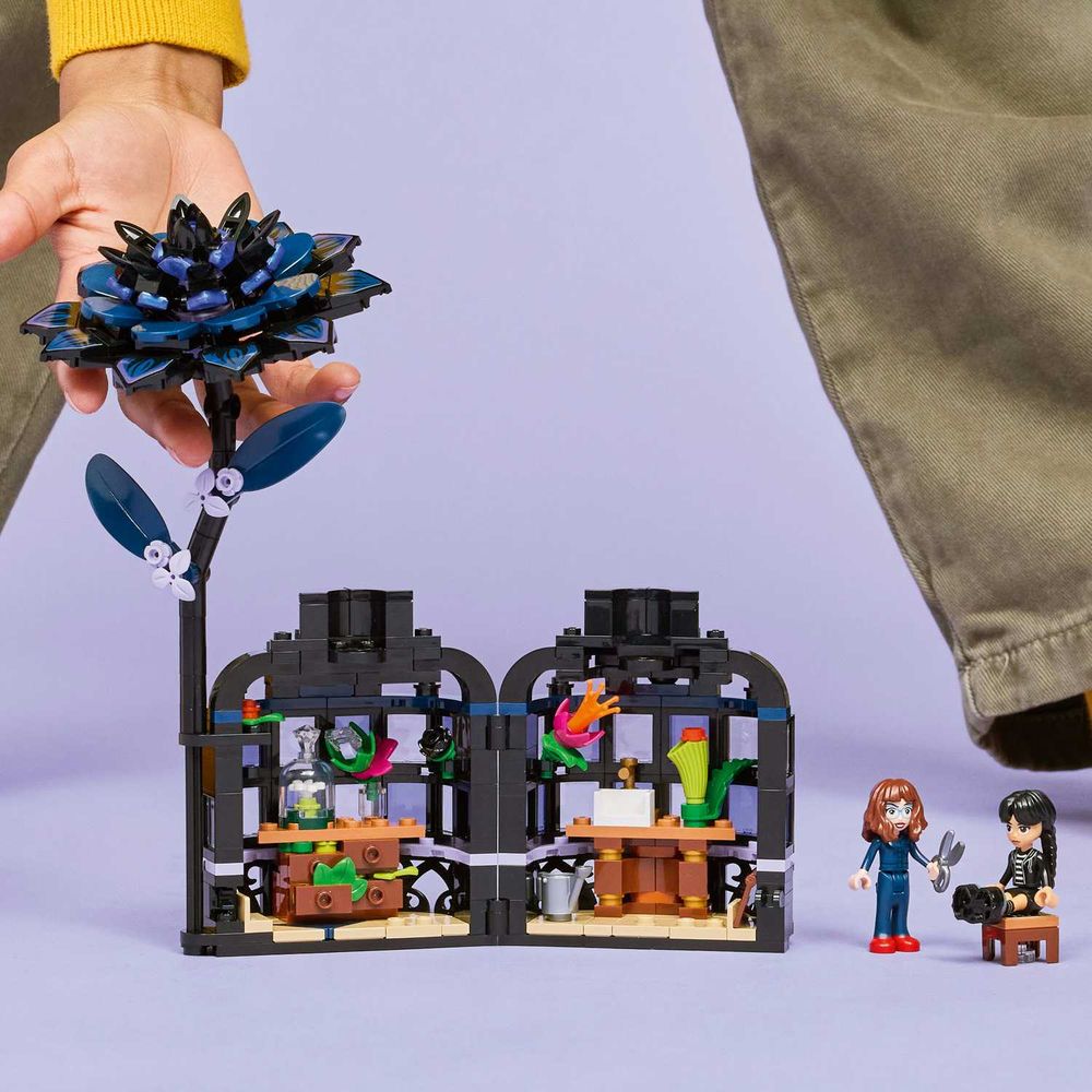 LEGO 76784 Black Dahlia Flower slika 8