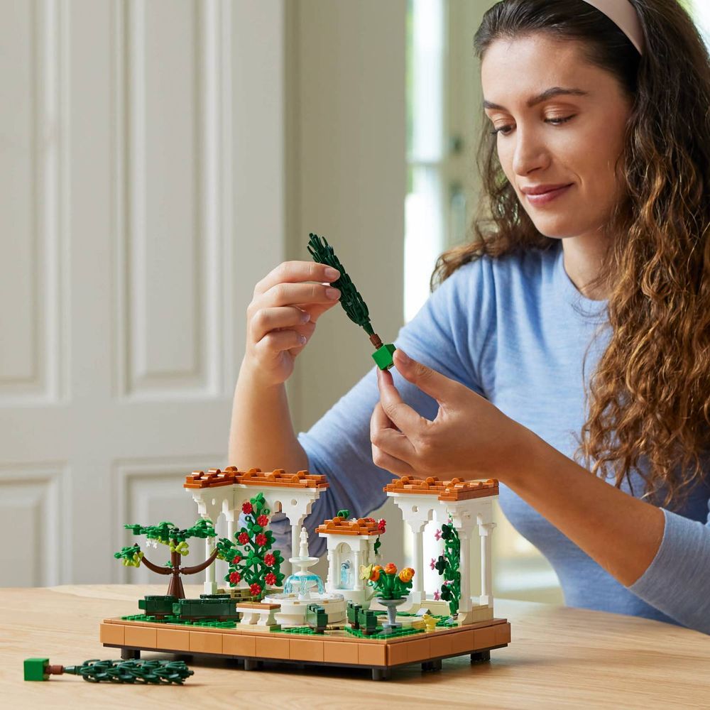 LEGO 10359 Vrt sa fontanom slika 9
