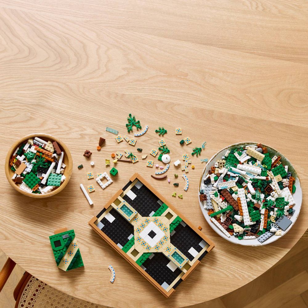 LEGO 10359 Vrt sa fontanom slika 10